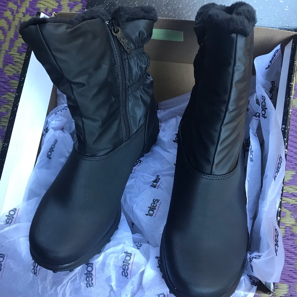 NWT Totes black snow boots (8W)